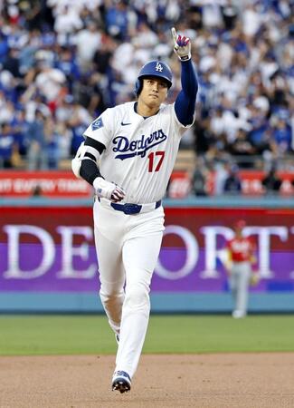 　ワイルドカードシリーズ第１戦のレッズ戦で、１回に先頭打者本塁打を放ち塁を回る大谷（共同）