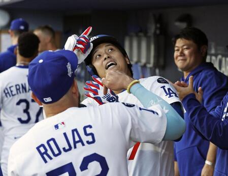 　レッズ戦の１回、先頭打者本塁打を放ちベンチで喜ぶ大谷（共同）