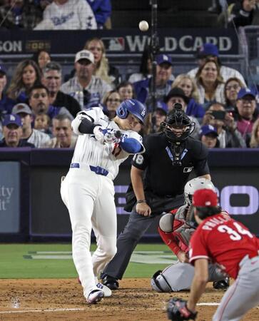 　ワイルドカードシリーズ第１戦のレッズ戦で、６回にこの試合２本塁打目となる２ランを放つ大谷（共同）