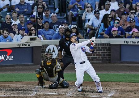 　パドレス戦で、５回にソロ本塁打を放つ鈴木（共同）