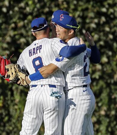 　パドレスに勝利し、チームメートと抱き合って喜ぶ鈴木（右）＝共同