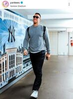 　球場入りするジャッジ。ヤンキースの公式インスタグラム（ｙａｎｋｅｅｓ）より