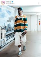 　球場入りするチザム。ヤンキースの公式インスタグラム（ｙａｎｋｅｅｓ）より