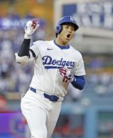 　ワイルドカードシリーズ第１戦で、１回に先頭打者本塁打を放ち塁を回る大谷（提供・共同通信社）