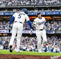 　初回、先頭打者アーチを放ちフリーマンとタッチをかわす大谷（ロサンゼルス・ドジャース提供）