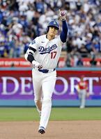 　ワイルドカードシリーズ第１戦のレッズ戦で、１回に先頭打者本塁打を放ち塁を回る大谷（共同）