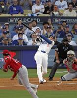 　レッズ戦の１回、先頭打者本塁打を放つ大谷。投手グリーン（共同）