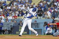 　レッズ戦の１回、先頭打者本塁打を放つ大谷（共同）