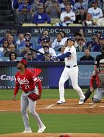 　レッズ戦の１回、先頭打者本塁打を放つ大谷。投手グリーン（共同）