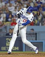 　ワイルドカードシリーズ第１戦のレッズ戦で、６回にこの試合２本塁打目となる２ランを放つ大谷（共同）