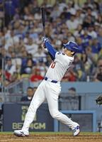 　ワイルドカードシリーズ第１戦のレッズ戦で、６回にこの試合２本塁打目となる２ランを放つ大谷（共同）