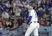 　レッズ戦の６回、この試合２本塁打目となる２ランを放つ大谷（共同）