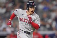 　ヤンキース戦の７回、代打で逆転の２点打を放ち一塁へ走る吉田（ＡＰ＝共同）