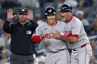 　ヤンキース戦の７回、代打で逆転の２点打を放ち喜ぶ吉田（中央）＝ゲッティ＝共同