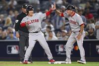 　ヤンキース戦の７回、代打で逆転の２点打を放ち喜ぶ吉田（左）＝ゲッティ＝共同