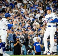 　六回、２打席連続アーチを放った大谷はＫ・ヘルナンデスとポーズをとる（ロサンゼルス・ドジャース提供）