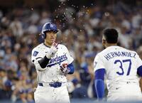 　ワイルドカードシリーズ第１戦のレッズ戦で、６回にこの試合２本塁打目となる２ランを放ち、Ｔ・ヘルナンデス（右）に祝福される大谷（共同）