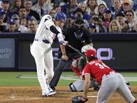 　レッズ戦の６回、この試合２本塁打目となる２ランを放つ大谷（共同）