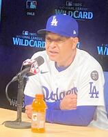 　試合後、報道陣の質問に答えるロバーツ監督（撮影・小林信行）