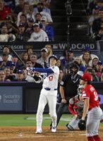 　レッズ戦の６回、この試合２本塁打目となる２ランを放つ大谷（共同）