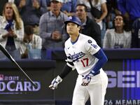 　レッズ戦の６回、この試合２本塁打目となる２ランを放ち一塁へ向かう大谷（共同）