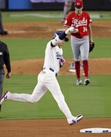 　レッズ戦の６回、この試合２本塁打目となる２ランを放ち二塁を回る大谷（共同）