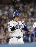 　レッズ戦の６回、この試合２本塁打目となる２ランを放ち、ヒマワリの種で祝福される大谷（共同）