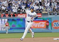 　レッズ戦の１回、先頭打者本塁打を放ち塁を回る大谷（共同）