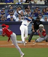 　ワイルドカードシリーズ第１戦のレッズ戦で、１回に先頭打者本塁打を放つドジャースの大谷（共同）