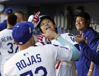 　レッズ戦の１回、先頭打者本塁打を放ちベンチで喜ぶ大谷（共同）