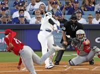 　ワイルドカードシリーズ第１戦のレッズ戦で、１回に先頭打者本塁打を放つ大谷（共同）