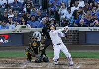 　パドレス戦で、５回にソロ本塁打を放つ鈴木（共同）