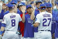 　パドレスに勝利し、鈴木（27）らチームメートを迎える今永（中央）＝共同