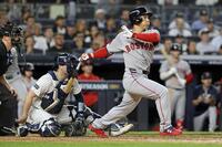 　ワイルドカードシリーズ第１戦のヤンキース戦で、７回に代打で逆転の２点打を放つ吉田（ゲッティ＝共同）