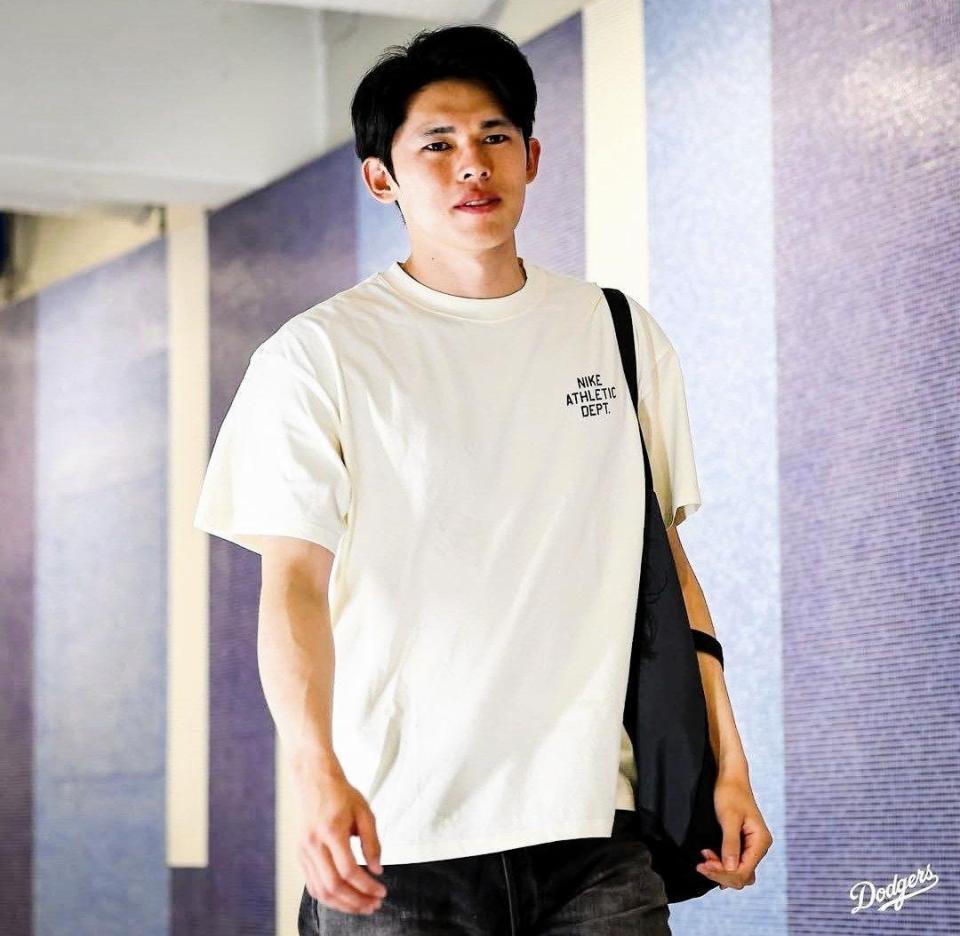 　球場入りする佐々木（ロサンゼルス・ドジャース提供）