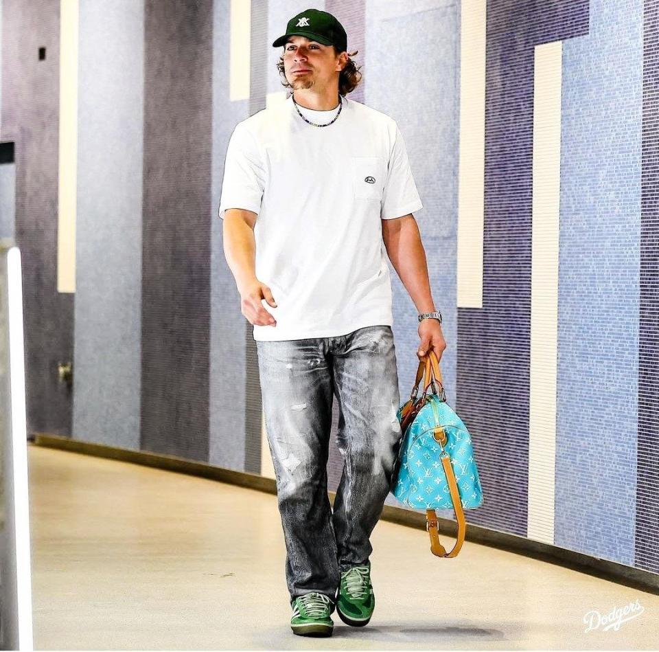 　球場入りするキケ・ヘルナンデス（ロサンゼルス・ドジャース提供）