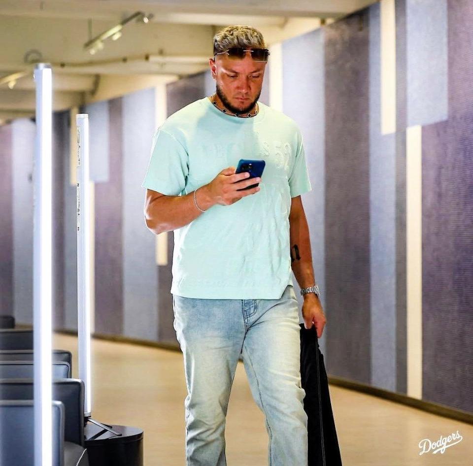 　球場入りするロハス（ロサンゼルス・ドジャース提供）