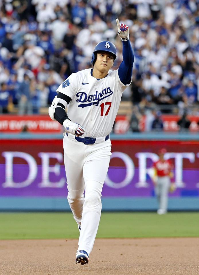 　ワイルドカードシリーズ第１戦のレッズ戦で、１回に先頭打者本塁打を放ち塁を回る大谷（共同）