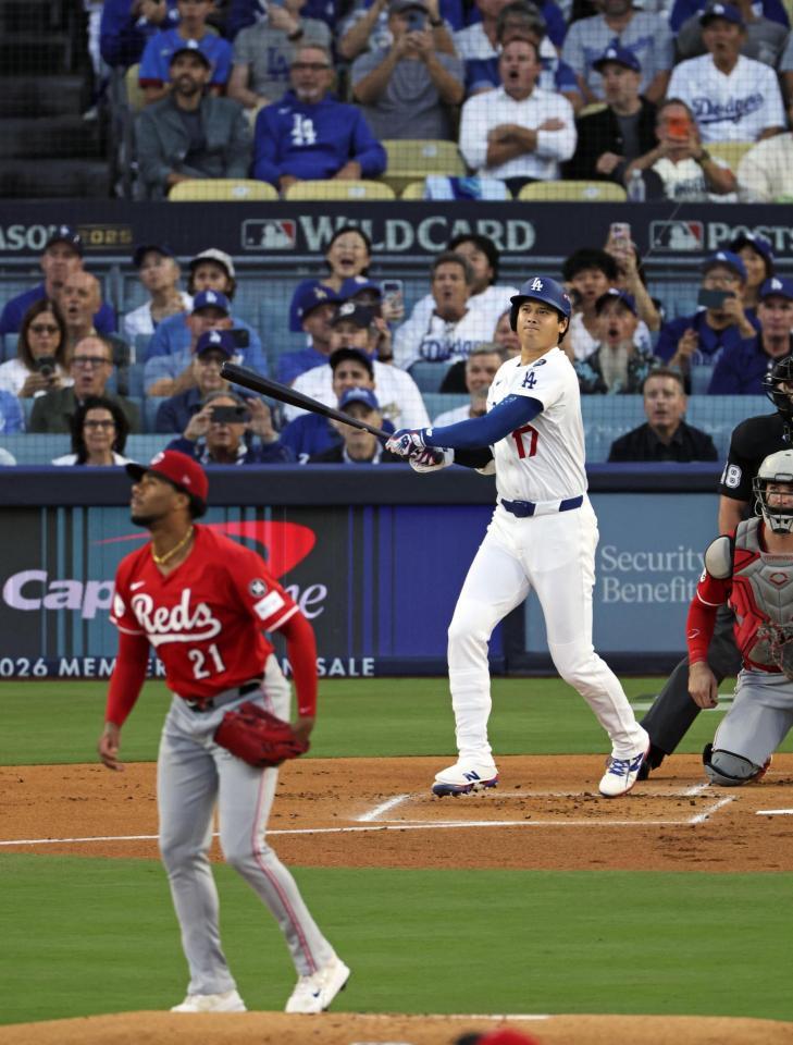 　レッズ戦の１回、先頭打者本塁打を放つ大谷。投手グリーン（共同）
