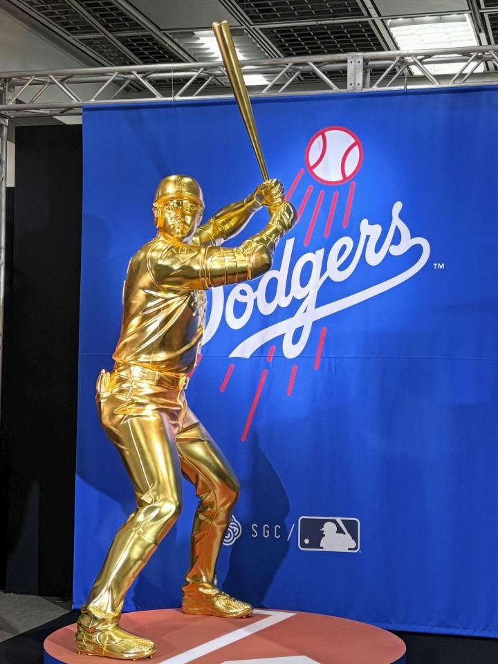　お披露目された、大谷の黄金像