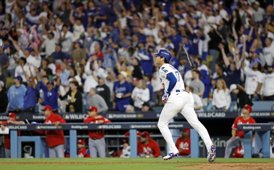 　レッズ戦の６回、この試合２本塁打目となる２ランを放ち一塁へ向かう大谷（共同）