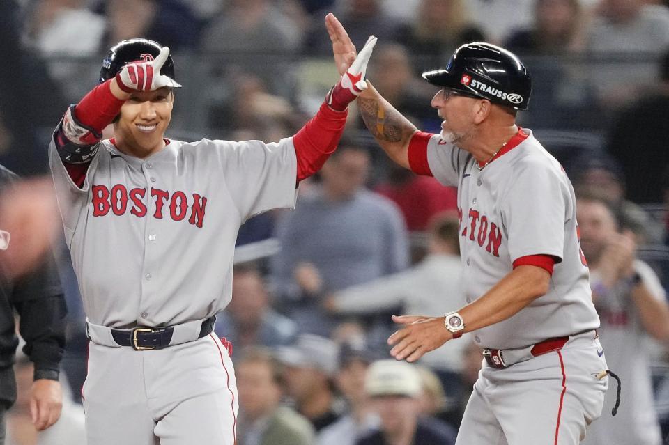 　ワイルドカードシリーズ第１戦のヤンキース戦で、７回に代打で逆転の２点打を放ち喜ぶ吉田（左）＝ＡＰ＝共同