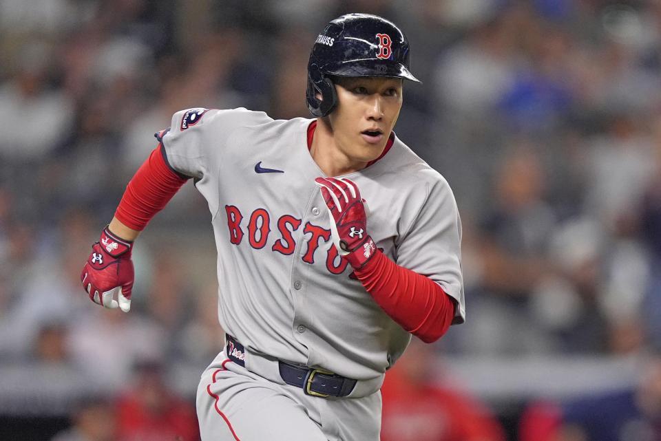 　ヤンキース戦の７回、代打で逆転の２点打を放ち一塁へ走る吉田（ＡＰ＝共同）