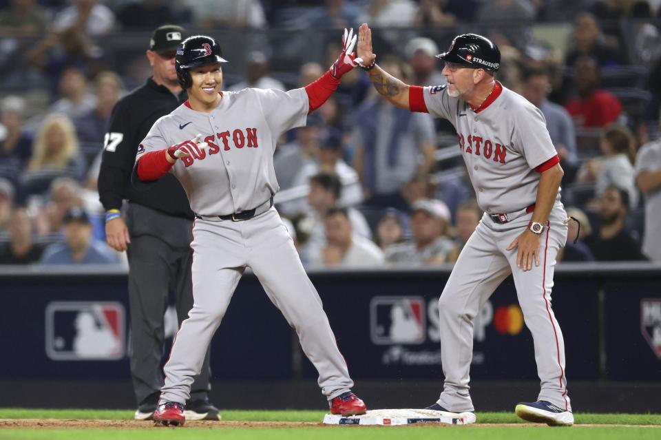 　ヤンキース戦の７回、代打で逆転の２点打を放ち喜ぶ吉田（左）＝ゲッティ＝共同