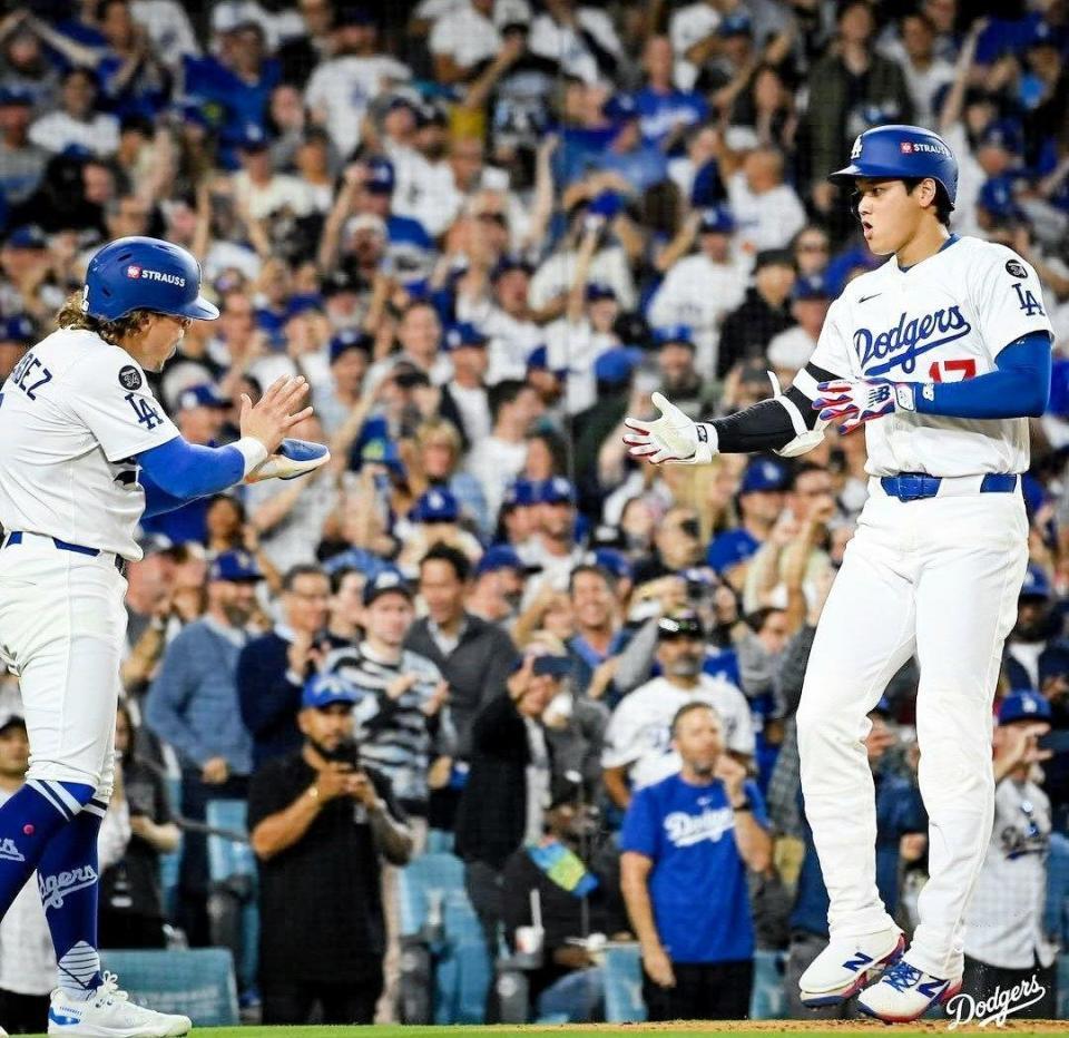 　六回、２打席連続アーチを放った大谷はＫ・ヘルナンデスとポーズをとる（ロサンゼルス・ドジャース提供）