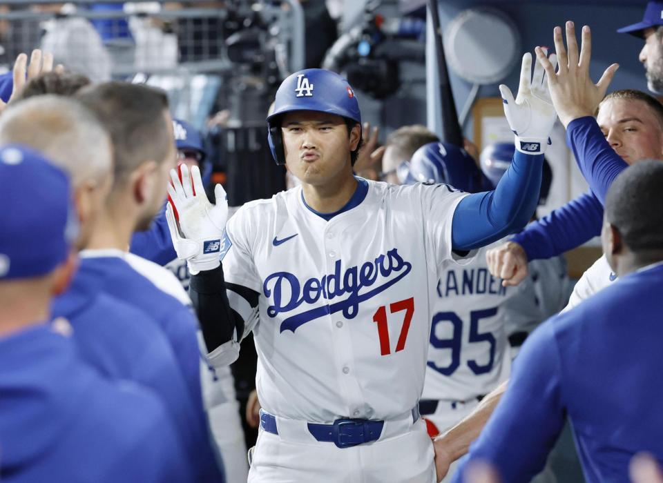 　ワイルドカードシリーズ第１戦のレッズ戦で、６回にこの試合２本塁打目となる２ランを放ち、ベンチでタッチを交わす大谷（共同）