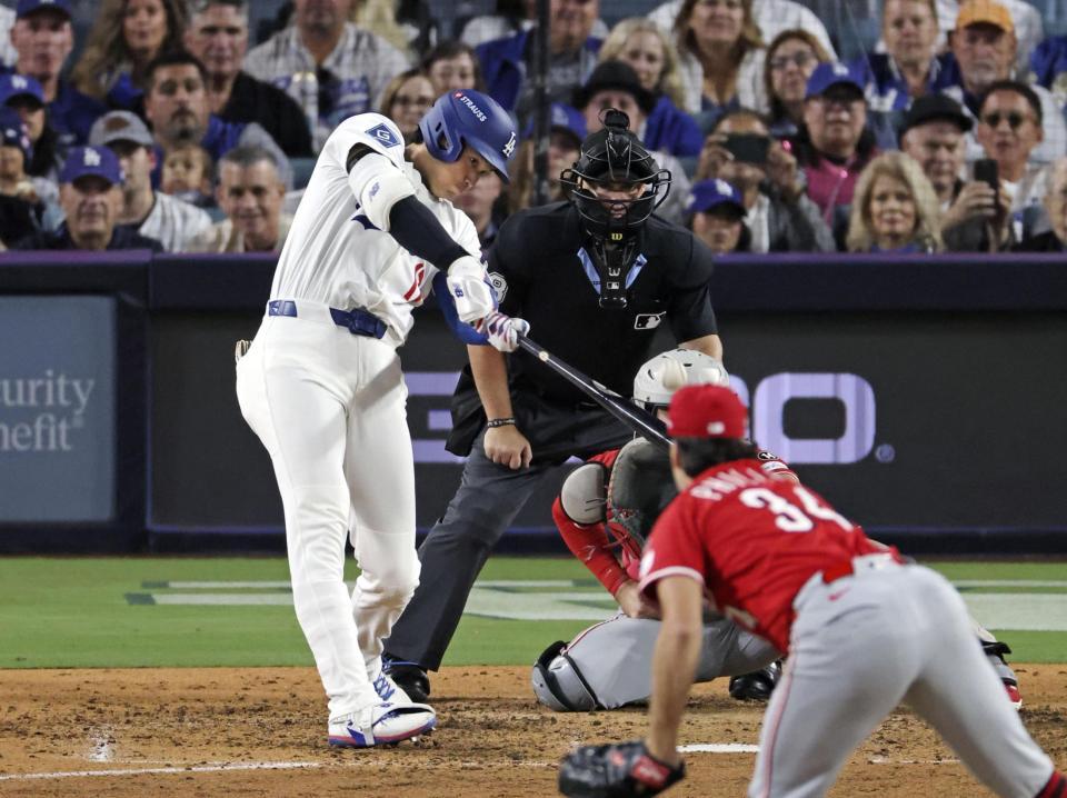 　レッズ戦の６回、この試合２本塁打目となる２ランを放つ大谷（共同）