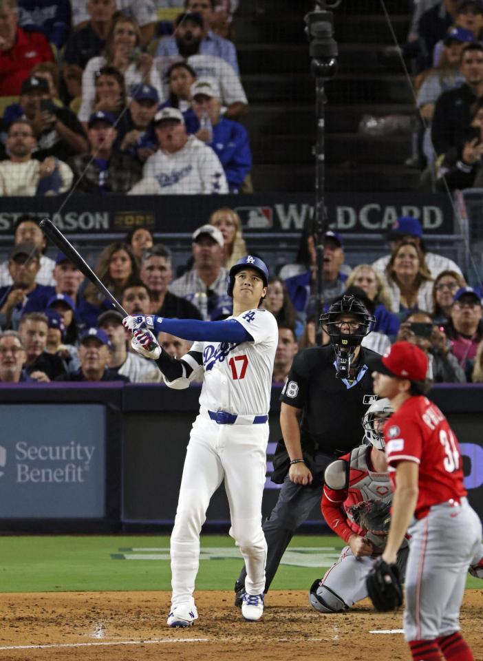 　レッズ戦の６回、この試合２本塁打目となる２ランを放つ大谷（共同）