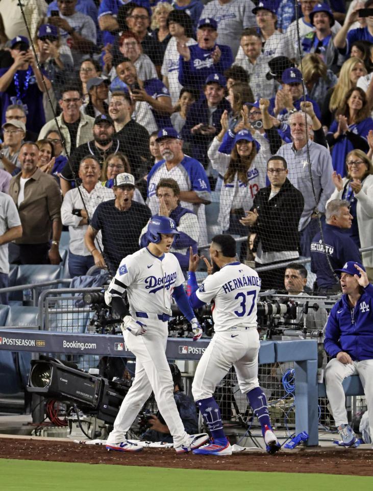 　６回、この試合２本塁打目となる２ランを放ち、Ｔ・ヘルナンデス（３７）に迎えられる大谷（共同）