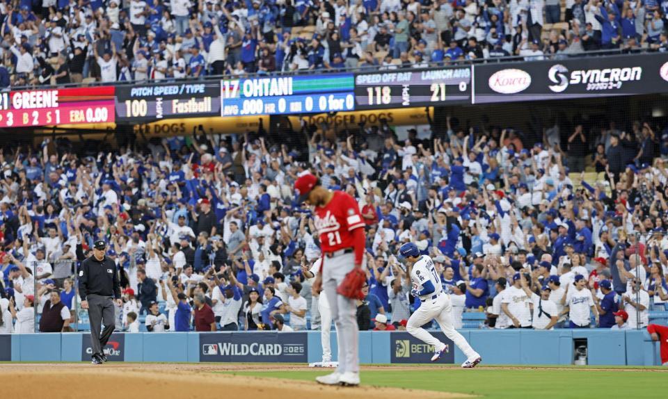 　レッズ戦の１回、先頭打者本塁打を放ち一塁を回る大谷。投手グリーン（21）＝共同